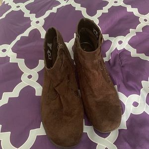 Size 10w Basic Editions brown boots!